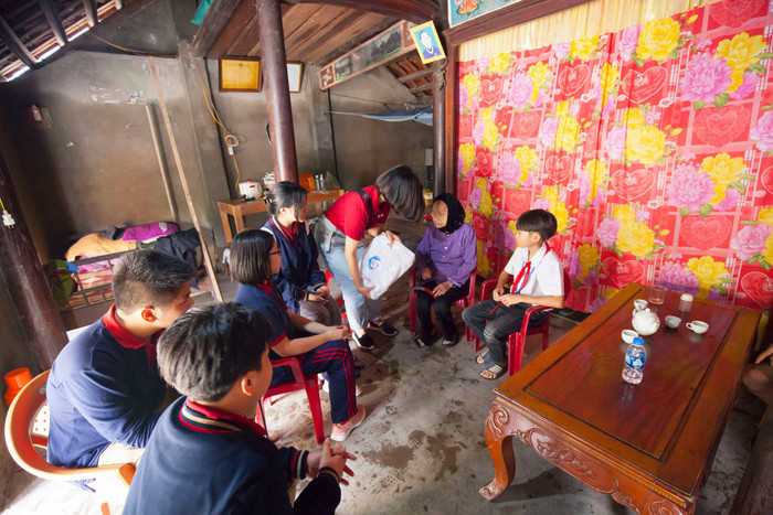 Đại diện Ban giám hiệu Trường Trung học phổ thông Đoàn Thị Điểm đến thăm và trao quà cho một số gia đình có hoàn cảnh khó khăn tại xã Lộc Thủy, tỉnh Quảng Bình. Ảnh: Hữu Thành. Đại diện Ban giám hiệu Trường Trung học phổ thông Đoàn Thị Điểm đến thăm và trao quà cho một số gia đình có hoàn cảnh khó khăn tại xã Lộc Thủy, tỉnh Quảng Bình. Ảnh: Hữu Thành.