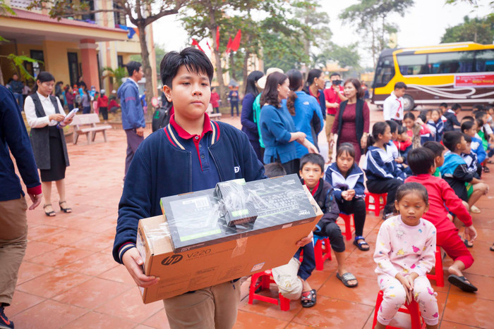 Mỗi phần quà thể hiện tấm lòng của Trường Trung học phổ thông Đoàn Thị Điểm với người dân xã Lộc Thủy, tỉnh Quảng Bình. Ảnh: Hữu Thành. Mỗi phần quà thể hiện tấm lòng của Trường Trung học phổ thông Đoàn Thị Điểm với người dân xã Lộc Thủy, tỉnh Quảng Bình. Ảnh: Hữu Thành.