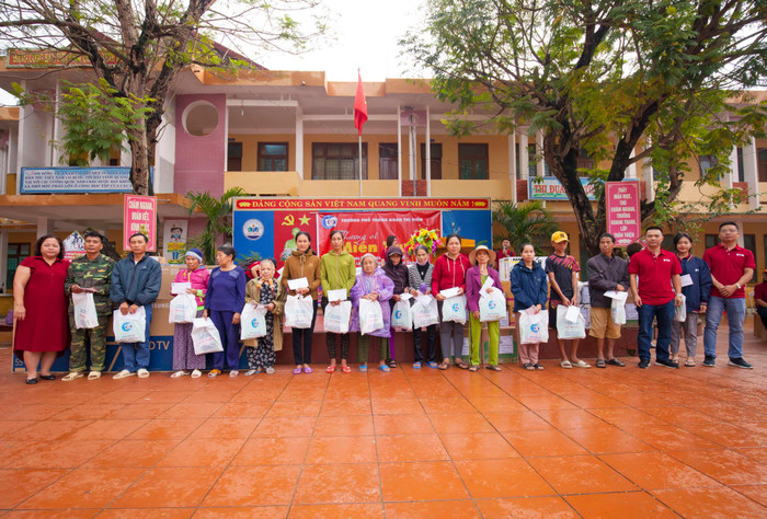Trường Trung học phổ thông Đoàn Thị Điểm cũng đã trao các phần quà cho một số gia đình đặc biệt khó khăn tại xã Lộc Thủy, tỉnh Quảng Bình. Ảnh: Hữu Thành. Trường Trung học phổ thông Đoàn Thị Điểm cũng đã trao các phần quà cho một số gia đình đặc biệt khó khăn tại xã Lộc Thủy, tỉnh Quảng Bình. Ảnh: Hữu Thành.