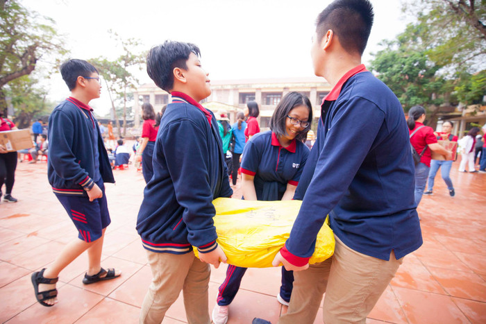 Những hành động thể hiện tình cảm của cán bộ công nhân viên, giáo viên, học sinh và phụ huynh nhà trường chung tay góp sức. Ảnh: Hữu Thành. Những hành động thể hiện tình cảm của cán bộ công nhân viên, giáo viên, học sinh và phụ huynh nhà trường chung tay góp sức. Ảnh: Hữu Thành.