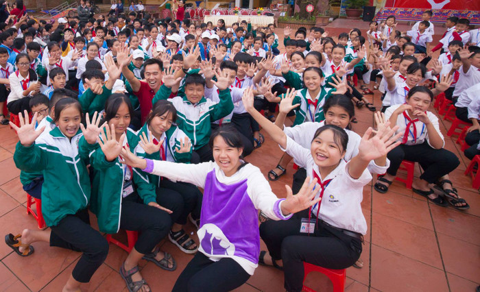Các em học sinh Trường THPT xã Lộc Thủy, tỉnh Quảng Bình vui mừng chào đón các bạn học sinh Trường Trung học phổ thông Đoàn Thị Điểm đến thăm và trao quà. Ảnh: Hữu Thành. Các em học sinh Trường THPT xã Lộc Thủy, tỉnh Quảng Bình vui mừng chào đón các bạn học sinh Trường Trung học phổ thông Đoàn Thị Điểm đến thăm và trao quà. Ảnh: Hữu Thành.