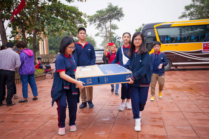Đại diện các em học sinh Trường Trung học phổ thông Đoàn Thị Điểm tham gia trao quà tại xã Lộc Thủy, tỉnh Quảng Bình. Ảnh: Hữu Thành. Đại diện các em học sinh Trường Trung học phổ thông Đoàn Thị Điểm tham gia trao quà tại xã Lộc Thủy, tỉnh Quảng Bình. Ảnh: Hữu Thành.