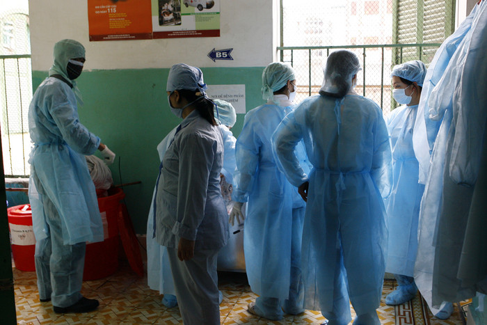 các ca bệnh nghi ngờ đều phải được khám ở khu riêng tại bệnh viện, được lấy bệnh phẩm đúng cách để làm xét nghiệm đặc hiệu để chẩn đoán xác định bệnh. Ảnh: Tùng Dương. các ca bệnh nghi ngờ đều phải được khám ở khu riêng tại bệnh viện, được lấy bệnh phẩm đúng cách để làm xét nghiệm đặc hiệu để chẩn đoán xác định bệnh. Ảnh: Tùng Dương.