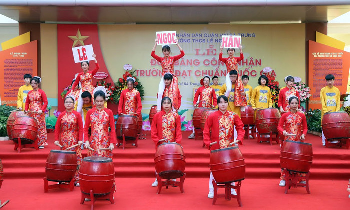 Không chỉ xuất sắc trong học tập, các học sinh của Trường Trung học Cơ sở Lê Ngọc Hân cũng rất giỏi các hoạt động văn hóa, văn nghệ. Ảnh: Tùng Dương. Không chỉ xuất sắc trong học tập, các học sinh của Trường Trung học Cơ sở Lê Ngọc Hân cũng rất giỏi các hoạt động văn hóa, văn nghệ. Ảnh: Tùng Dương.