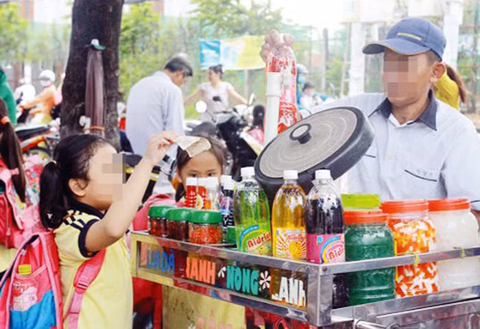 Các loại nước giải khát tự chế giá rất rẻ. Ảnh: Lam Thanh.
