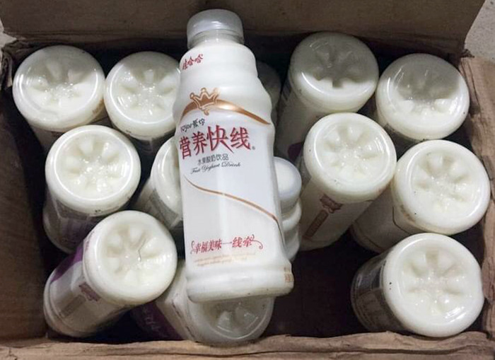 Theo ghi nhận tại hiện trường, đây là loại sữa chua uống dạng chai, bên ngoài bao bì thể hiện bằng tiếng nước ngoài, không có nhãn phụ bằng tiếng Việt. Ảnh: Nguyễn Thắng. Theo ghi nhận tại hiện trường, đây là loại sữa chua uống dạng chai, bên ngoài bao bì thể hiện bằng tiếng nước ngoài, không có nhãn phụ bằng tiếng Việt. Ảnh: Nguyễn Thắng.