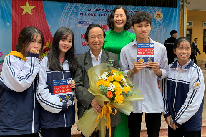 Giáo sư Nguyễn Lân Dũng chụp ảnh lưu niệm với các em học sinh Trường Trung học phổ thông An Dương Vương. Ảnh: Tùng Dương.