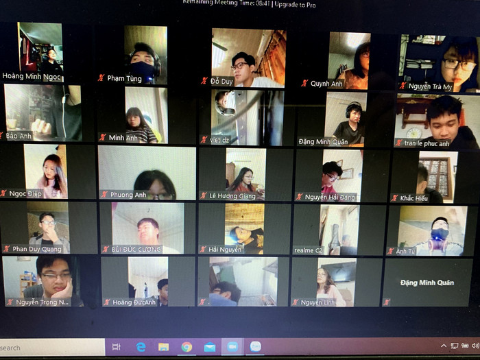 Học sinh lớp 11D 3 Trường Trung học phổ thông Đông Đô (Hà Nội) đang làm bài thi môn Địa lý giữa học kì 2 băng hình thực Online. Ảnh: Tùng Dương.