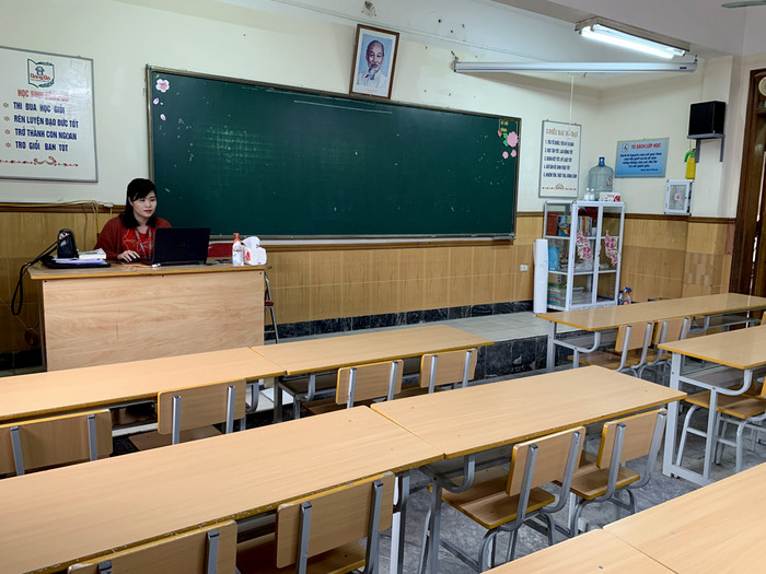 Để đảm bảo việc cập nhật kiến thức mới của học sinh, giáo viên vẫn đến trường để kết nối dạy trực tuyến với học sinh học tại nhà. Ảnh: Tùng Dương.