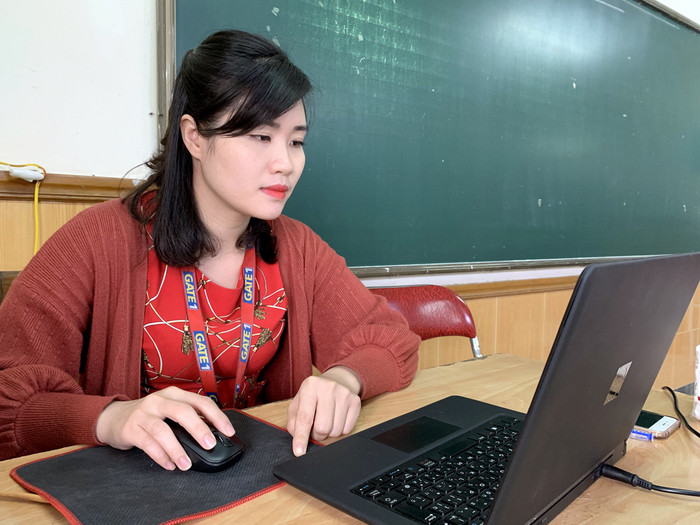 Cô Giáo Lê Thị Xuân - Trường Trung học phổ thông Đông Đô (Hà Nội) đang tổ chức thi online giữa học kì 2 cho học sinh lớp 11D3 của trường. Ảnh: Tùng Dương.