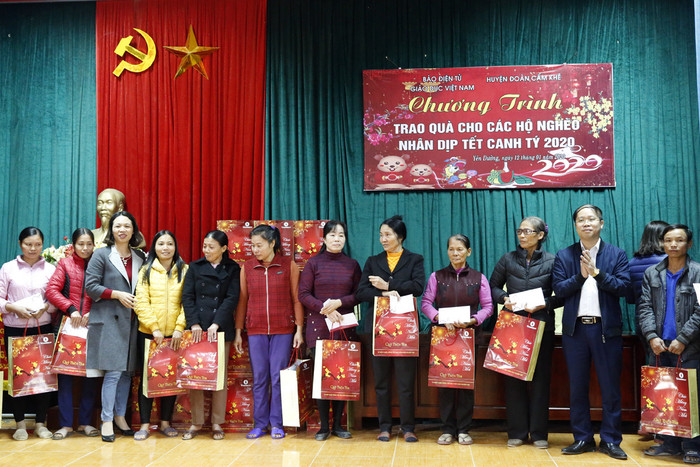 Ông Nguyễn Ánh Hoàng - Trưởng phòng Giáo dục và Đào tạo thị xã Phú Thọ (người thứ 2 bên phải) và bà Đỗ Thị Kim Quý - huyện Ủy viên, Bí thư huyện đoàn Cẩm Khê (người thứ 3 bên trái ) đang trao quà cho các gia đình có hoàn cảnh khó khăn tại xã Yên Dưỡng. Ảnh: Tùng Dương.