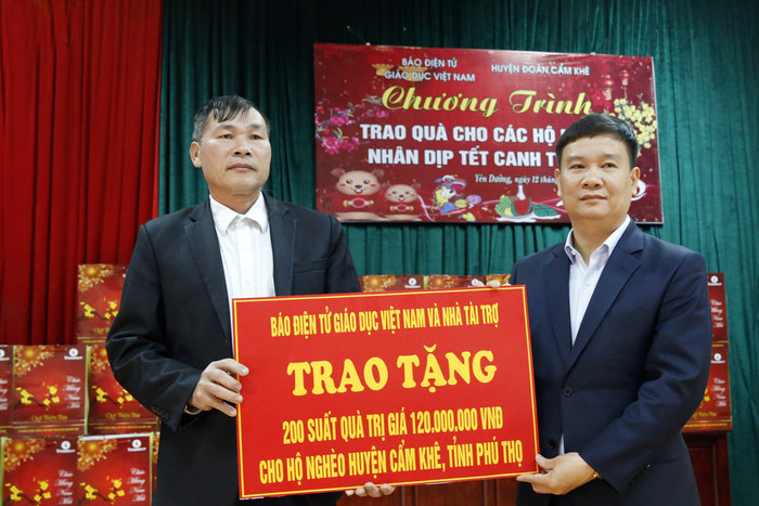 Nhà báo Nguyễn Tiến Bình - Tổng biên tập Báo điện tử Giáo dục Việt Nam (người bên phải ) và ông Nguyễn Xuân Tú - Chủ tịch Ủy ban nhân dân xã Yên Dưỡng. Ảnh: Tùng Dương.