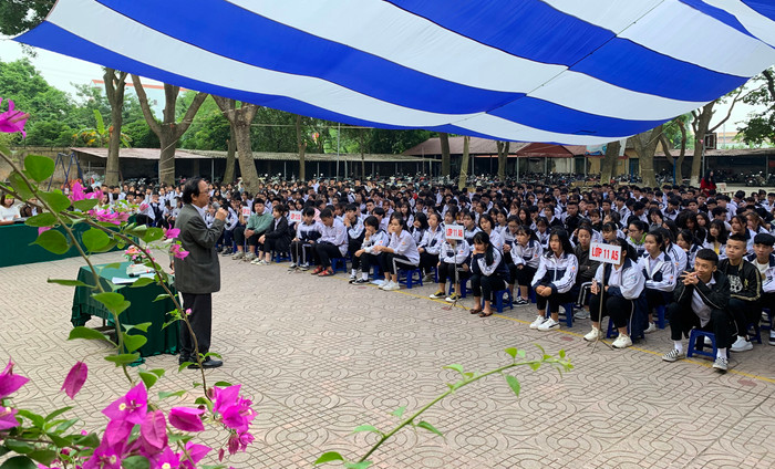 Tại buổi hội thảo, các em học sinh Trường Trung học phổ thông An Dương Vương (Đông Anh, Hà Nội) đã đặt nhiều câu hỏi với Giáo sư Nguyễn Lân Dũng . Ảnh: Tùng Dương.