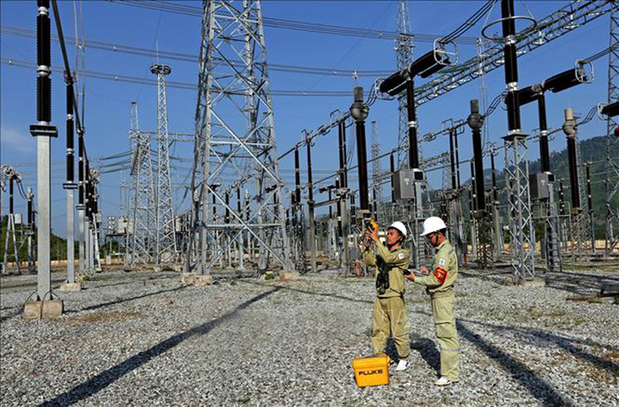 Công nhân Công ty Truyền tải Điện 2 sử dụng thiết bị camera nhiệt để phát hiện các điểm phát nhiệt trên lưới điện, phòng ngừa sự cố tại trạm biến áp 500kV Thạnh Mỹ. ảnh: evnnpt. Công nhân Công ty Truyền tải Điện 2 sử dụng thiết bị camera nhiệt để phát hiện các điểm phát nhiệt trên lưới điện, phòng ngừa sự cố tại trạm biến áp 500kV Thạnh Mỹ. ảnh: evnnpt.