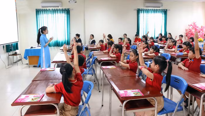 Các em học sinh lớp 1 Trường tiểu học lômônôxốp (Mỹ Đình, quận Nam Từ Liêm, Hà Nội). Ảnh: TD.