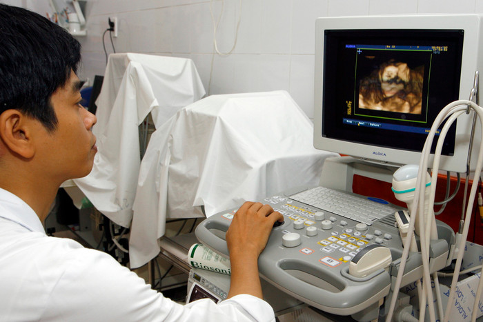 Đề án sàng lọc trước sinh và sau sinh đang mở rộng triển khai tại các cơ sở y tế công lập, qua đó cung cấp kịp thời các thông tin về sàng lọc trước và sau sinh. Ảnh minh họa: Tùng Dương. Đề án sàng lọc trước sinh và sau sinh đang mở rộng triển khai tại các cơ sở y tế công lập, qua đó cung cấp kịp thời các thông tin về sàng lọc trước và sau sinh. Ảnh minh họa: Tùng Dương.