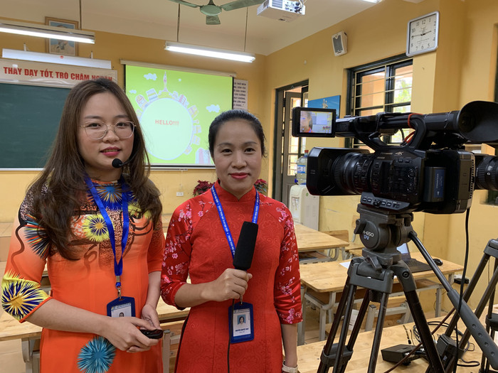 Cô giáo Bùi Ngọc Hà (bên trái ảnh) và cô giáo Nguyễn Nguyệt Ngư - Tổ trưởng tổ ngoại ngữ Trường Trung học cơ sở Thái Thịnh, quận Đống Đa, Hà Nội, trong giờ dạy trực tuyến. Ảnh: Tùng Dương.