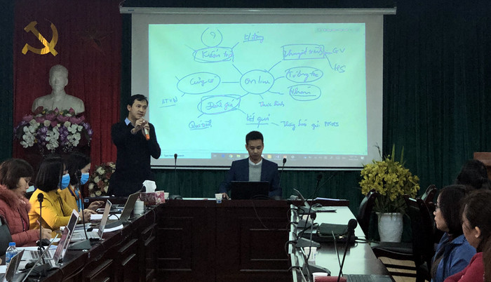 Thầy giáo Đỗ Văn Bảo - Chuyên gia dạy học Online đang tập huấn dạy trực tuyến cho các giáo viên của Trường Trung học cơ sở Thái Thịnh, quận Đống Đa, Hà Nội. Ảnh: Cao Cường.