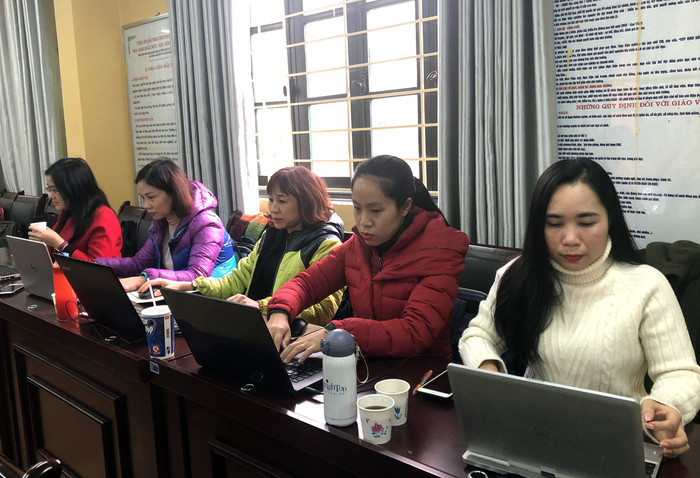 Quan trọng nữa là phải có đội ngũ giáo viên nhiệt huyết, năng động, có trình độ và sẵn sàng tìm hiểu, áp dụng những phương pháp mới vào công việc giảng dạy. Ngoài ra cũng rất cần sự hợp tác, phản hồi từ học sinh và cha mẹ các em. Ảnh: Cao Cường.