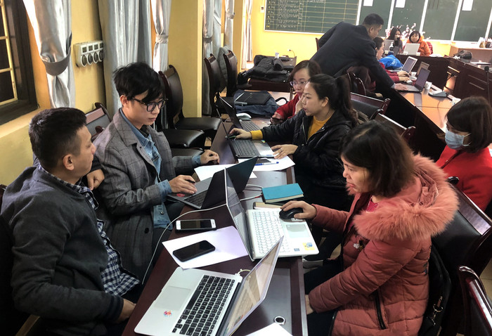 Các giáo viên của Trường Trung học cơ sở Thái Thịnh, quận Đống Đa, Hà Nội. tham gia tập huấn dạy và học Online. Ảnh: Cao Cường.
