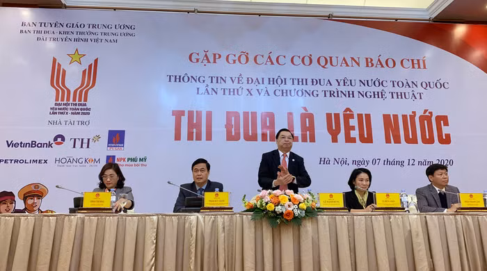 Ông Lê Mạnh Hùng - Phó Trưởng ban Tuyên giáo Trung ương, Trưởng Tiểu ban Tuyên truyền về Đại hội Thi đua yêu nước toàn quốc lần thứ X đang trao đổi với các cơ quan báo chí. Ảnh: Tùng Dương.