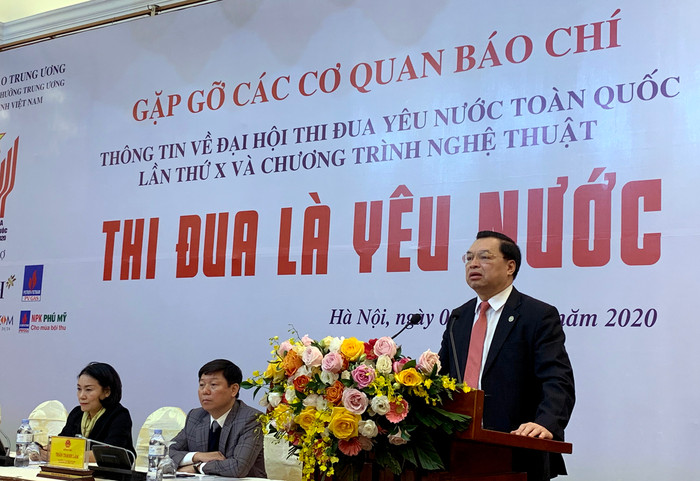 Phát biểu tại cuộc gặp gỡ báo chí, ông Lê Mạnh Hùng - Phó Trưởng ban Tuyên giáo Trung ương, Trưởng Tiểu ban Tuyên truyền về Đại hội Thi đua yêu nước toàn quốc lần thứ X cho biết: Năm 1948 Chủ tịch Hồ Chí Minh đã ra lời kêu gọi thi đua ái quốc, khi đó ta mới có 3 năm giành chính quyền, cuộc kháng chiến chống Pháp lúc đó rất cam go nên đòi hỏi cả nước chung sức, chung lòng giải phóng đất nước. Ảnh: Tùng Dương. Phát biểu tại cuộc gặp gỡ báo chí, ông Lê Mạnh Hùng - Phó Trưởng ban Tuyên giáo Trung ương, Trưởng Tiểu ban Tuyên truyền về Đại hội Thi đua yêu nước toàn quốc lần thứ X cho biết: Năm 1948 Chủ tịch Hồ Chí Minh đã ra lời kêu gọi thi đua ái quốc, khi đó ta mới có 3 năm giành chính quyền, cuộc kháng chiến chống Pháp lúc đó rất cam go nên đòi hỏi cả nước chung sức, chung lòng giải phóng đất nước. Ảnh: Tùng Dương.