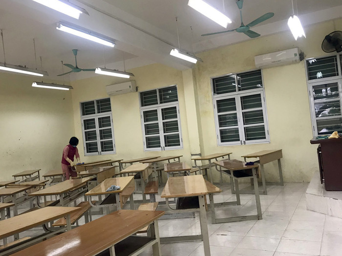 Tất cả bàn ghế đều được lau bằng thuốc khử khuẩn. Ảnh: Yên Hòa. Tất cả bàn ghế đều được lau bằng thuốc khử khuẩn. Ảnh: Yên Hòa.