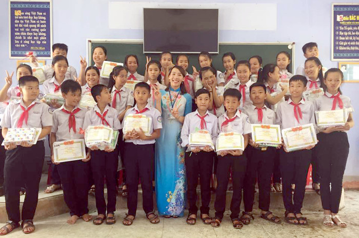 Cô giáo Nguyễn Thị Thúy và học sinh trong buổi tổng kết năm học. Ảnh: Nhân vật cung cấp. Cô giáo Nguyễn Thị Thúy và học sinh trong buổi tổng kết năm học. Ảnh: Nhân vật cung cấp.