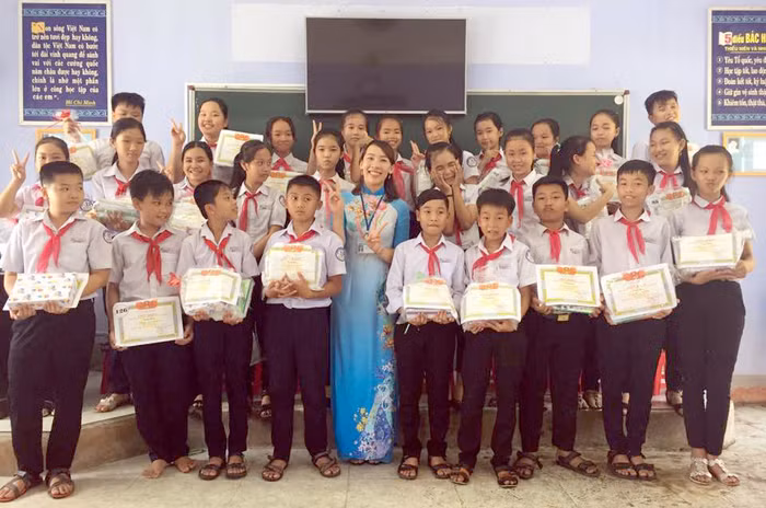 Cô giáo Nguyễn Thị Thúy và học sinh trong buổi tổng kết năm học. Ảnh: Nhân vật cung cấp.