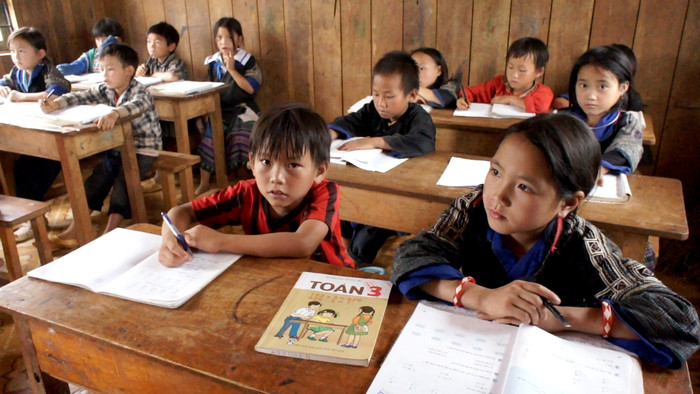 Sách giáo khoa là mặt hàng có tác động lớn đến đời sống xã hội, đặc biệt là trong bối cảnh dịch bệnh như hiện nay, vùng sâu, vùng xa kinh tế còn nhiều khó khăn. Ảnh: Tùng Dương. Sách giáo khoa là mặt hàng có tác động lớn đến đời sống xã hội, đặc biệt là trong bối cảnh dịch bệnh như hiện nay, vùng sâu, vùng xa kinh tế còn nhiều khó khăn. Ảnh: Tùng Dương.