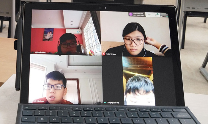 Ở nhà mà vẫn được học đảm bảo kiến thức, được nói chuyện với nhau, giao tiếp với giáo viên nên các em rất thoải mái. Ảnh: Đỗ Bảo. Ở nhà mà vẫn được học đảm bảo kiến thức, được nói chuyện với nhau, giao tiếp với giáo viên nên các em rất thoải mái. Ảnh: Đỗ Bảo.