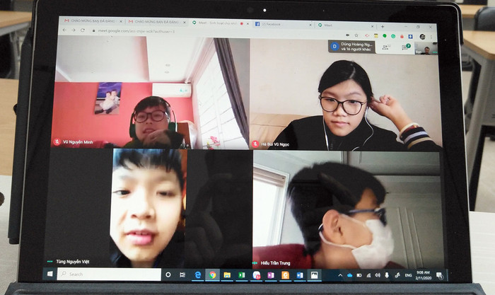 Học sinh rất thích thú trải nghiệm việc học online trong đợt nghỉ chống dịch. Ảnh: Đỗ Bảo. Học sinh rất thích thú trải nghiệm việc học online trong đợt nghỉ chống dịch. Ảnh: Đỗ Bảo.