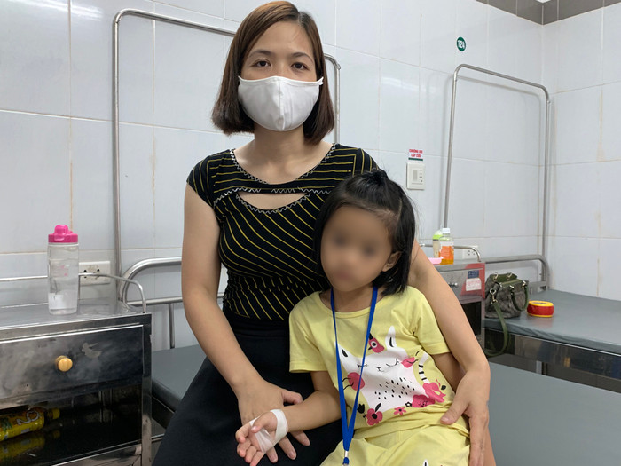 Chị Thu cho biết là có thông tin nói rằng con gái chị và cháu G.B cùng trường xin được nằm viện là không đúng, mà đó là do yêu cầu bắt buộc của bác sĩ để theo dõi sức khỏe. Ảnh: TD. Chị Thu cho biết là có thông tin nói rằng con gái chị và cháu G.B cùng trường xin được nằm viện là không đúng, mà đó là do yêu cầu bắt buộc của bác sĩ để theo dõi sức khỏe. Ảnh: TD.