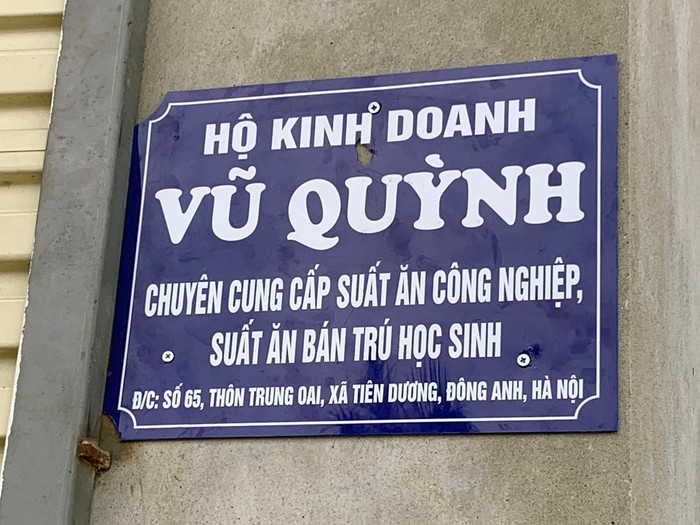 Hộ kinh doanh Vũ Quỳnh có địa chỉ số 65, thôn Trung Oai, xã Tiên Dương, huyện Đông Anh là đơn vị cung cấp suất ăn sẵn cho Trường Tiểu học Tiên Dương, nhà xưởng này rộng khoảng 60m2 được xây dựng tạm nằm ngay cạnh Trường Tiểu học Tiên Dương . Ảnh: TD. Hộ kinh doanh Vũ Quỳnh có địa chỉ số 65, thôn Trung Oai, xã Tiên Dương, huyện Đông Anh là đơn vị cung cấp suất ăn sẵn cho Trường Tiểu học Tiên Dương, nhà xưởng này rộng khoảng 60m2 được xây dựng tạm nằm ngay cạnh Trường Tiểu học Tiên Dương . Ảnh: TD.