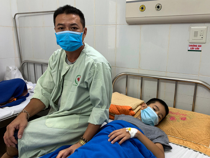 Hiện nay còn 2 cháu bị nhiễm khuẩn nên đang phải nằm lại viện để điều trị thuốc kháng sinh theo phác đồ. Ảnh: TD. Hiện nay còn 2 cháu bị nhiễm khuẩn nên đang phải nằm lại viện để điều trị thuốc kháng sinh theo phác đồ. Ảnh: TD.