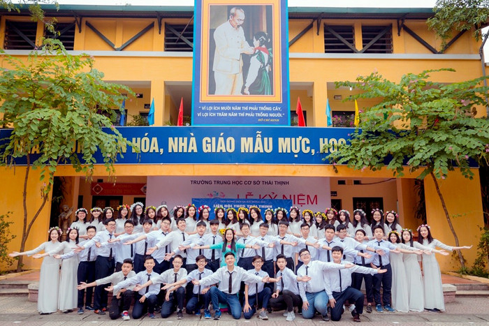 Cô giáo Nguyễn Nguyệt Ngư và các em học sinh Trường Trung học cơ sở Thái Thịnh (quận Đống Đa, Hà Nội). Ảnh: Nhân vật cung cấp.