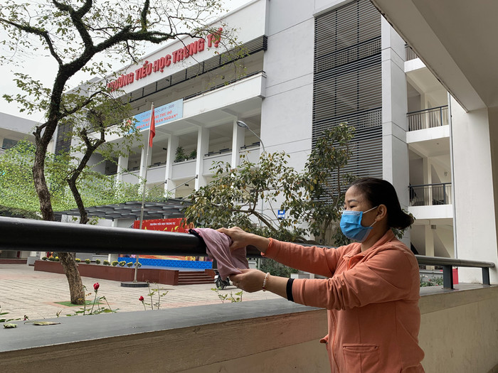 Duy trì việc vệ sinh phòng chống dịch trong suốt thời gian các con được nghỉ, bộ phận lao công, giáo viên vẫn tham gia lau dọn khu vực bán trú, nhà bếp, phòng ăn, bàn ghế cũng như các trang thiết bị của nhà trường, bằng nước khử khuẩn. Ảnh: Tùng Dương.