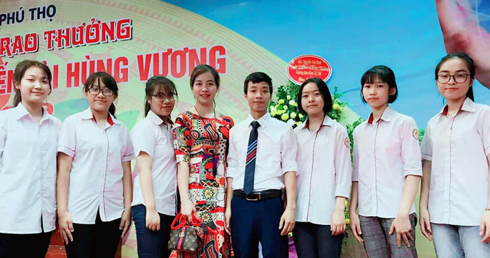 Cô giáo Trần Thị Mai Dung và các em học sinh Trường Trung học cơ sở Hùng Vương, Thị xã Phú Thọ. Ảnh: Nhân vật cung cấp. Cô giáo Trần Thị Mai Dung và các em học sinh Trường Trung học cơ sở Hùng Vương, Thị xã Phú Thọ. Ảnh: Nhân vật cung cấp.