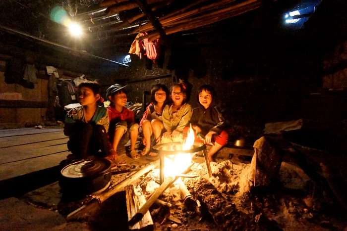 Với các hộ gia đình nghèo, vùng sâu vùng xa, miền núi thì vài chục nghìn đồng cũng là lớn, nhất là khi họ còn phải lo toan nhiều khoản thu đầu năm học khác. Ảnh minh họa: Tùng Dương. Với các hộ gia đình nghèo, vùng sâu vùng xa, miền núi thì vài chục nghìn đồng cũng là lớn, nhất là khi họ còn phải lo toan nhiều khoản thu đầu năm học khác. Ảnh minh họa: Tùng Dương.