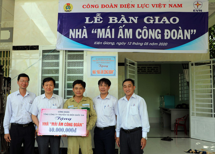 Trao tặng nhà Mái ấm Công đoàn.cho người lao động. Ảnh: EVNNPT. Trao tặng nhà Mái ấm Công đoàn.cho người lao động. Ảnh: EVNNPT.