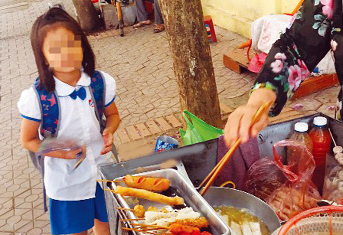 Nhiều loại thực phẩm không rõ nguồn gốc xuất xứ. Ảnh: Lam Thanh. Nhiều loại thực phẩm không rõ nguồn gốc xuất xứ. Ảnh: Lam Thanh.