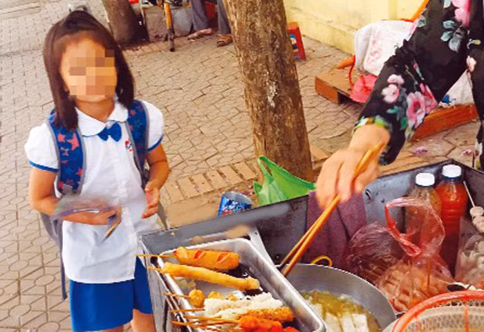 Nhiều loại thực phẩm không rõ nguồn gốc xuất xứ. Ảnh: Lam Thanh.