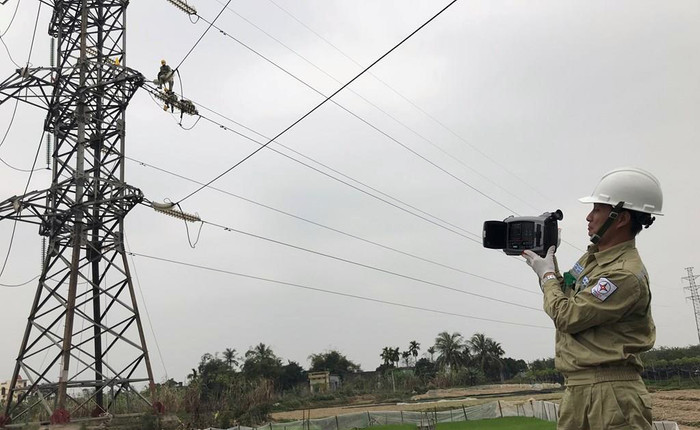 EVNNPT đang hướng tới mục tiêu số hóa dữ liệu lưới điện truyền tải để thay thế các phương thức quản lý thông tin, tài sản dưới dạng hồ sơ, bản đồ giấy. EVNNPT đang hướng tới mục tiêu số hóa dữ liệu lưới điện truyền tải để thay thế các phương thức quản lý thông tin, tài sản dưới dạng hồ sơ, bản đồ giấy.