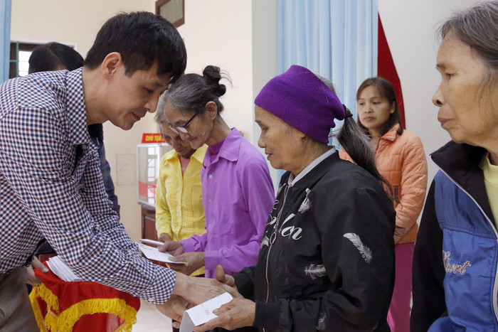 Ông Nguyễn Khắc Chiến - Phó trưởng phòng Lao động - Thương binh và Xã hội huyện Đoan Hùng đang trao quà Tết cho các hộ dân của xã Phú Lâm. Ảnh: Tùng Dương.