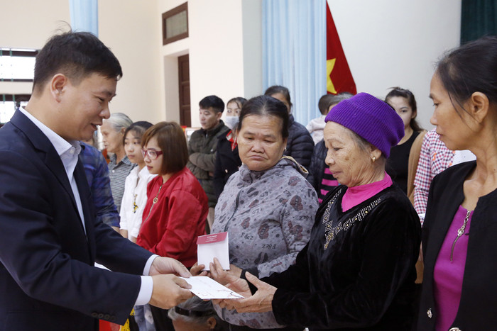 Nhà báo Nguyễn Tiến Bình - Tổng biên tập Báo điện tử Giáo dục Việt Nam, đang trao quà Tết cho những hộ nghèo của xã Phú Lâm. Ảnh: Tùng Dương.