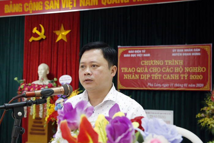 Ông Nguyễn Anh Hùng - phó Chủ tịch Ủy ban nhân dân huyện Đoan Hùng, tỉnh Phú Thọ, phát biểu và nói lời cảm ơn tại buổi lễ trao quà Tết. Ảnh: Tùng Dương.