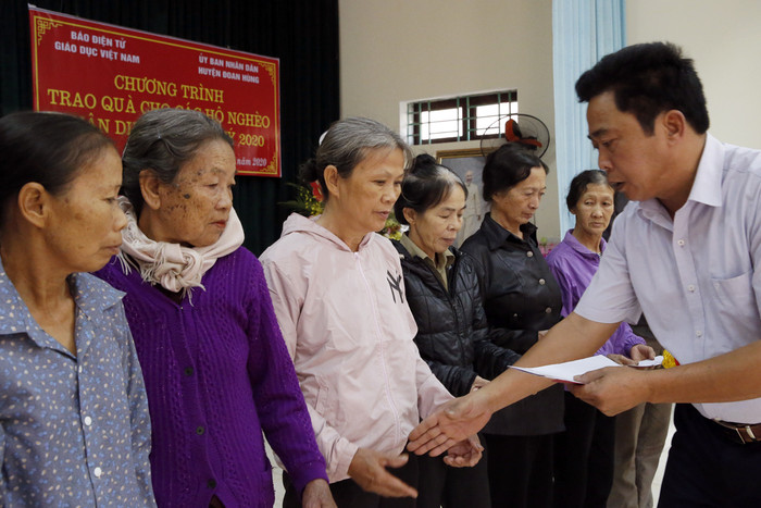 Ông Nguyễn Khắc Trung - phó Chủ tịch Ủy ban nhân dân xã Phú Lâm trong buổi lễ trao quà Tết. Ảnh: Tùng Dương.