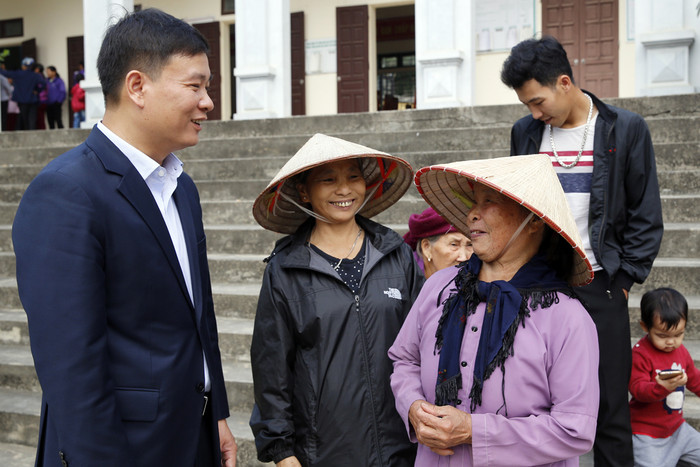 Nhà báo Nguyễn Tiến Bình - Tổng biên tập Báo điện tử Giáo dục Việt Nam, đang hỏi thăm đời sống của bà Lê Thị Gái 83 tuổi. Ảnh: Tùng Dương.