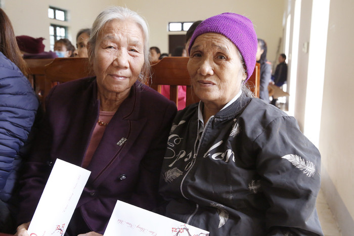 Bà Nguyễn Thị Tin 74 tuổi (người bên phải) và bà Lê Thị Chữ 75 tuổi là người của xã Phú Lâm rất vui mừng sau khi được nhận quà Tết của Báo điện tử Giáo dục Việt Nam. Ảnh: Tùng Dương.