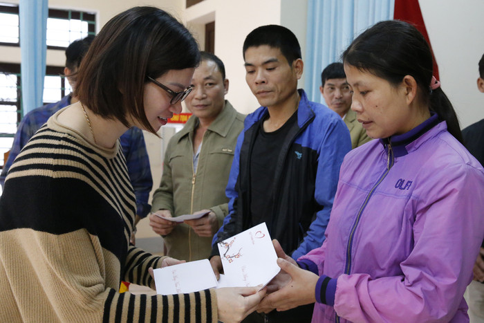 Bà Nguyễn Ngọc vân - cán bộ của Báo điện tử Giáo dục Việt Nam đang trao quà Tết cho các hộ dân của xã Phú Lâm. Ảnh: Tùng Dương.